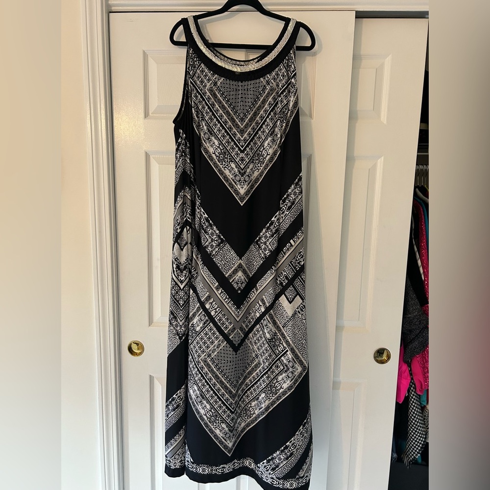 Sandra Darren Black and White Patterned Maxi Dress